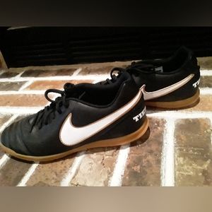 Men in door nike soccer cleats